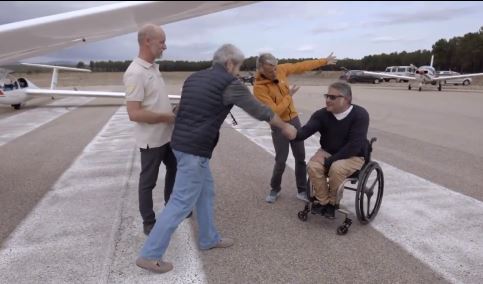 Carlos de sillas voladoras saludando a Calleja y a Caprile antes del vuelo