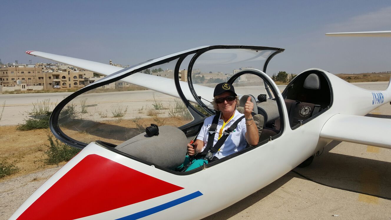 Imagen viaja a Jordania. Elisabeth en el avión.