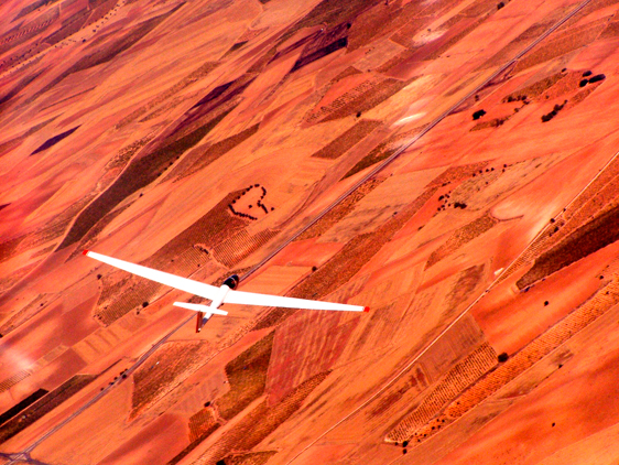 imagen vuelo sobre campos