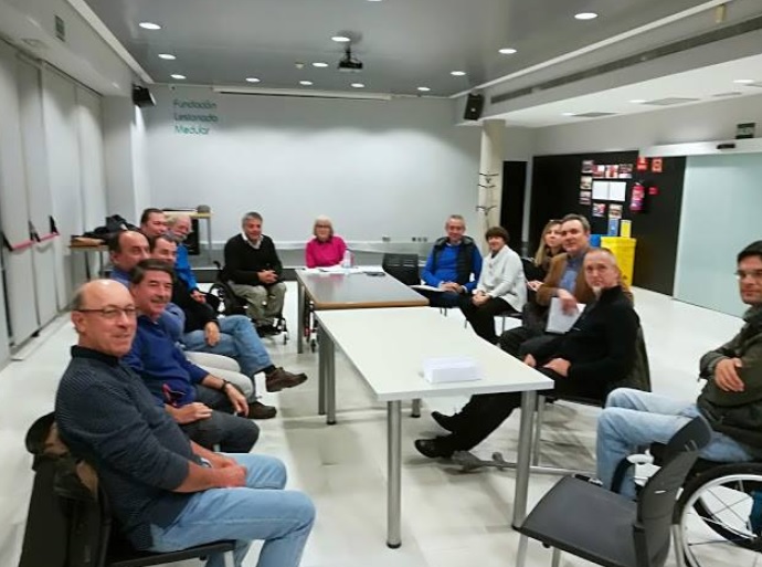 Fotografía de los participantes en la asamblea