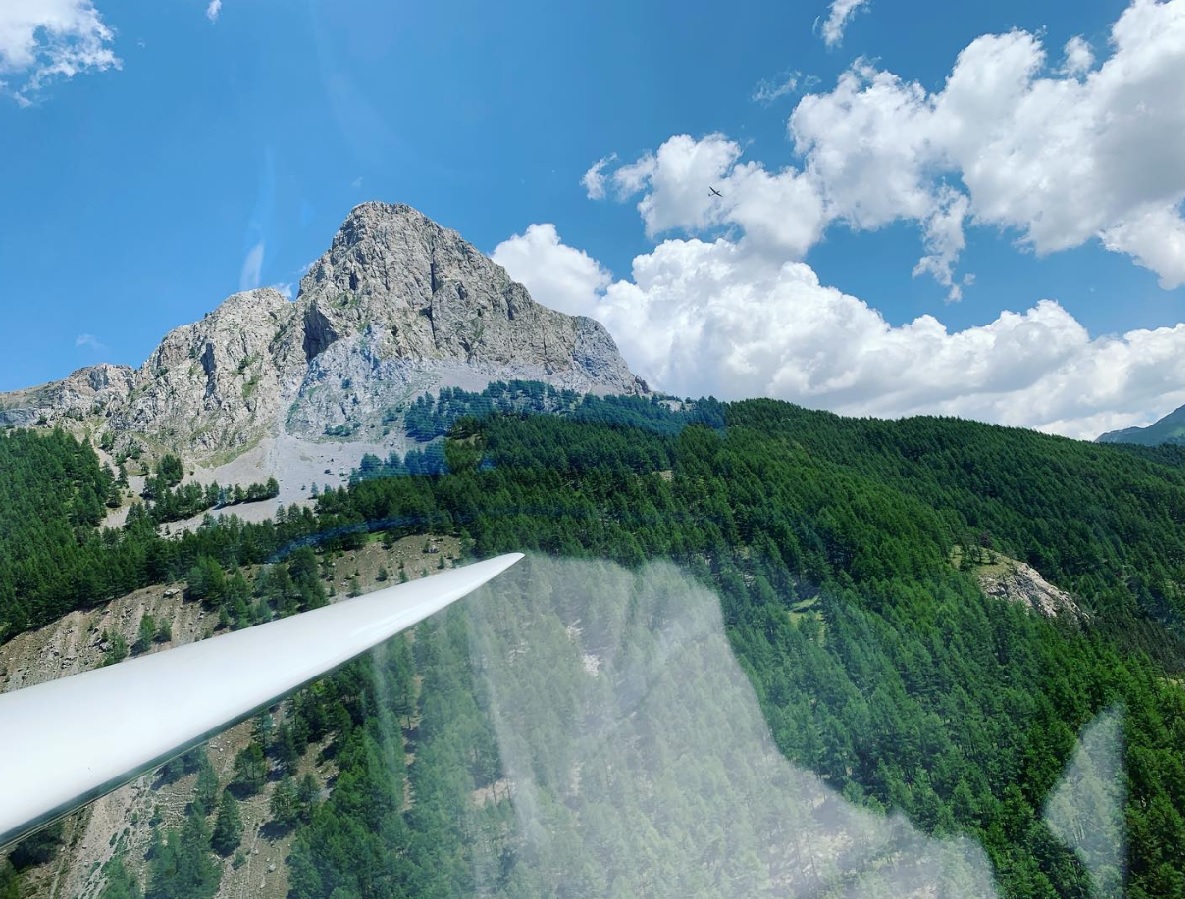 Foto volando donde se ve el ala del avión y los alpes