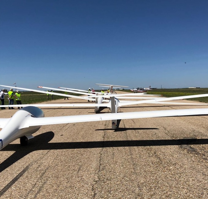 Fotos de varias avionetas en el aeródromo