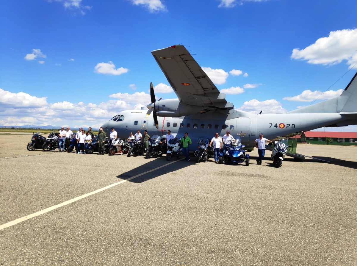 Fotografía junto de participantes en el evento junto al avión