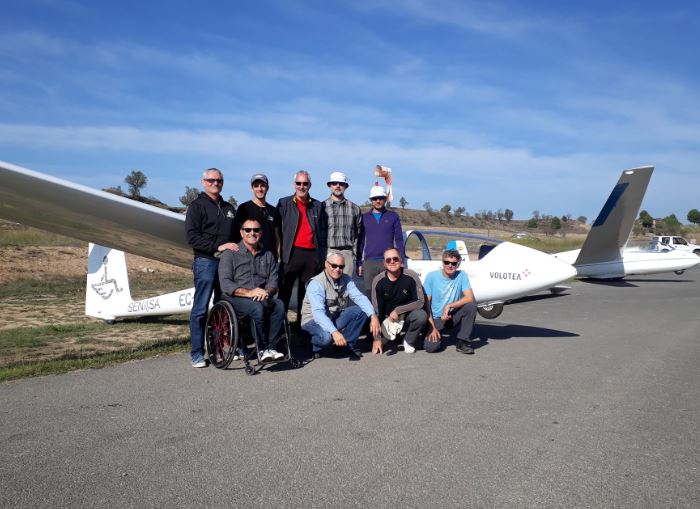 Los asistentes al curso y el instructor, con los aviones utilizados por el curso de fondo (ASK21 de Las Sillas Voladoras y ASK13 del Club Vuelo A Vela Igualada-Òdena)