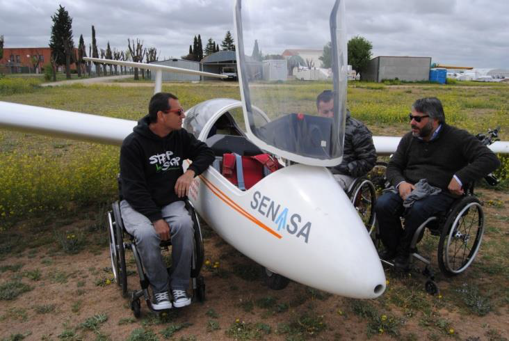 Fotografía de 3 compañeros al lado de la avioneta